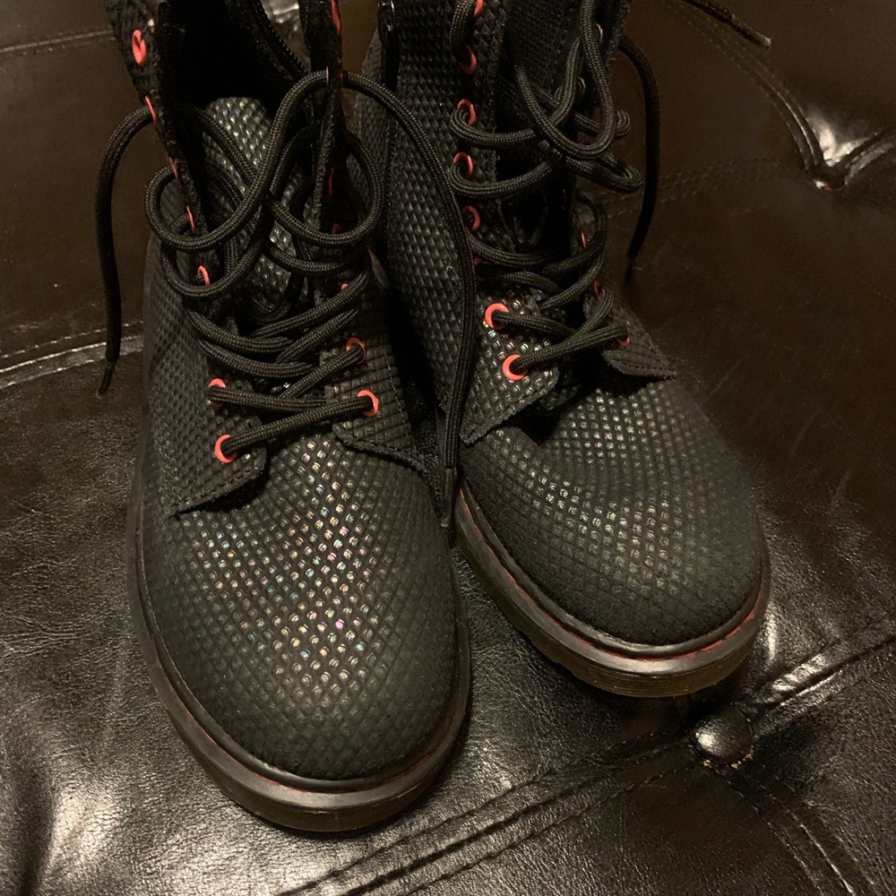 I am selling some cute girls Dr. Martens U.S.4